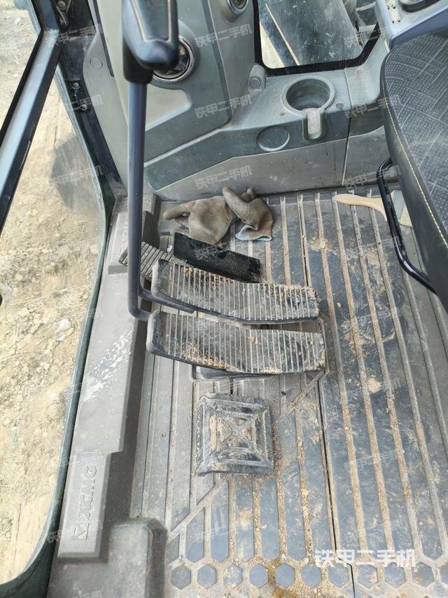 行走控制手柄和踏板?俯拍（駕駛室部分）