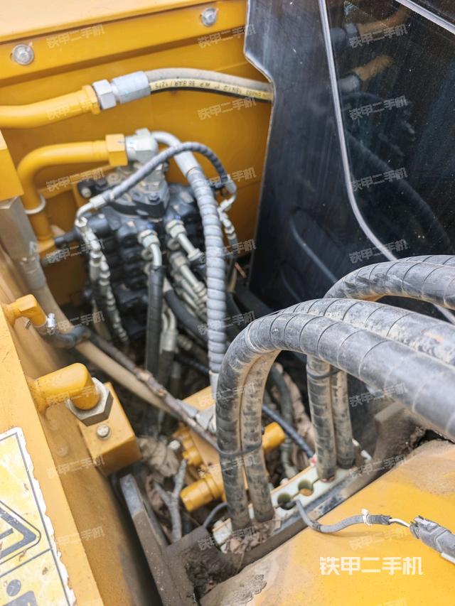 回轉(zhuǎn)馬達(dá)和主控閥（整機(jī)外觀）