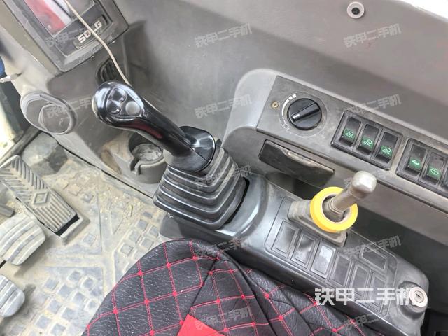 座椅右側(cè)控制臺(tái)/鑰匙門(mén)/油門(mén)/含右手柄(駕駛室部分) 座椅右側(cè)控制臺(tái)/鑰匙門(mén)/油門(mén)/含右手柄(駕駛室部分)