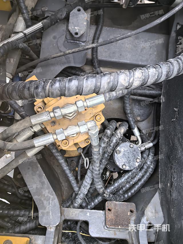 回转马达和主控阀（整机外观）