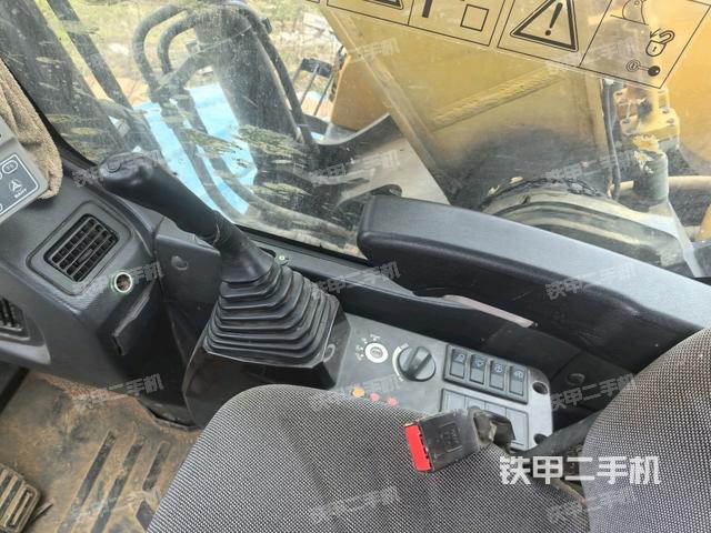 座椅右側(cè)控制臺/鑰匙門/油門/含右手柄(駕駛室部分) 座椅右側(cè)控制臺/鑰匙門/油門/含右手柄(駕駛室部分)