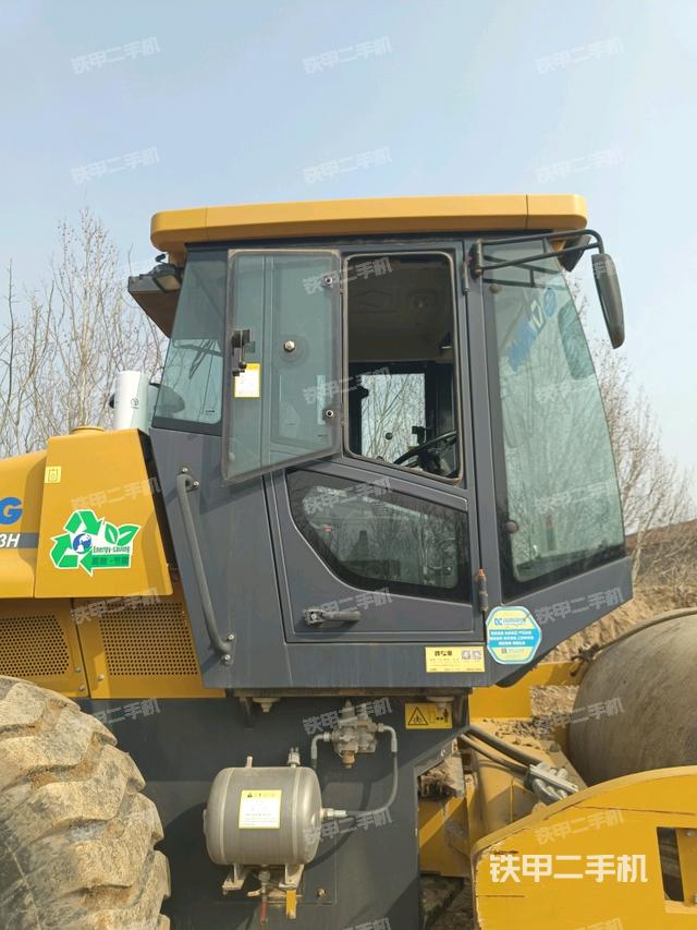 左側(cè)正面照（壓路機(jī)駕駛室）