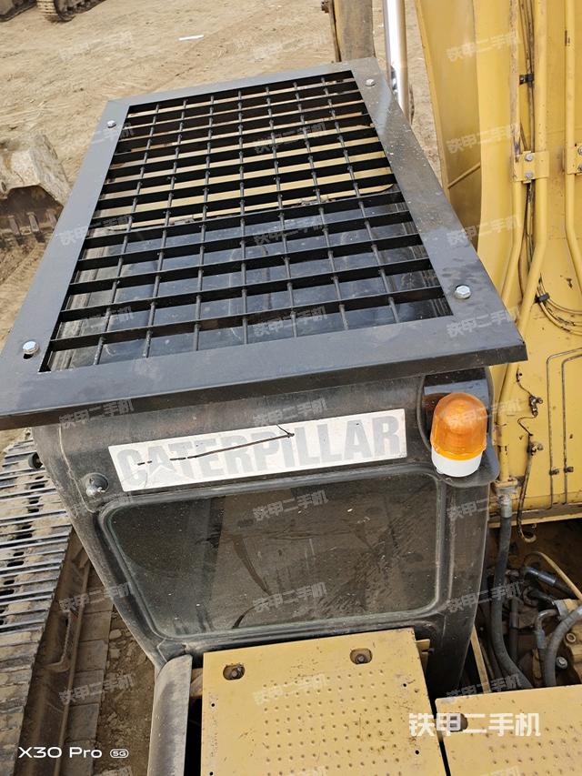 駕駛室頂部（整機外觀）