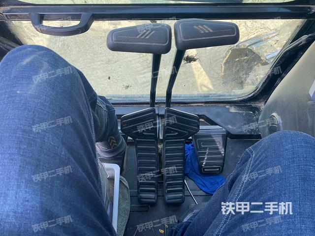 行走控制手柄和踏板?俯拍(駕駛室部分) 行走控制手柄和踏板?俯拍(駕駛室部分)