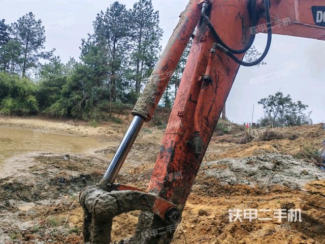 小臂整體左后(工作和回轉裝置) 小臂整體左后(工作和回轉裝置)