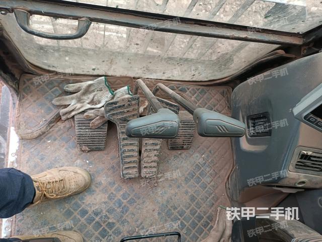 行走控制手柄和踏板?俯拍（駕駛室部分）