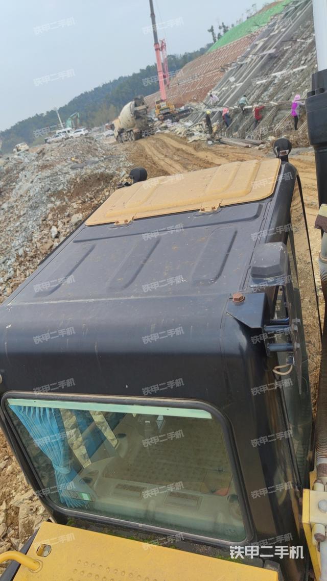 駕駛室頂部（整機外觀）