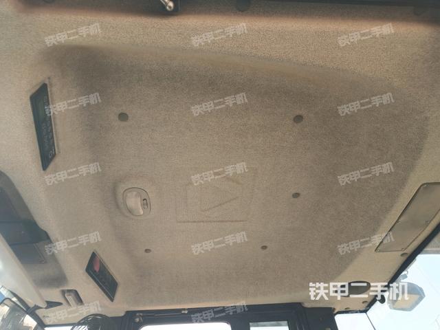 駕駛室頂蓬內(nèi)（壓路機(jī)駕駛室）