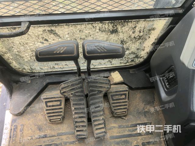 行走控制手柄和踏板?俯拍(駕駛室部分) 行走控制手柄和踏板?俯拍(駕駛室部分)