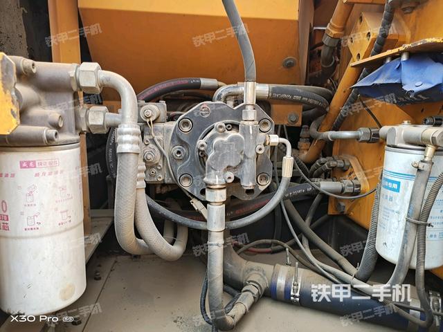 液壓泵艙室正面整體(整機外觀) 液壓泵艙室正面整體(整機外觀)