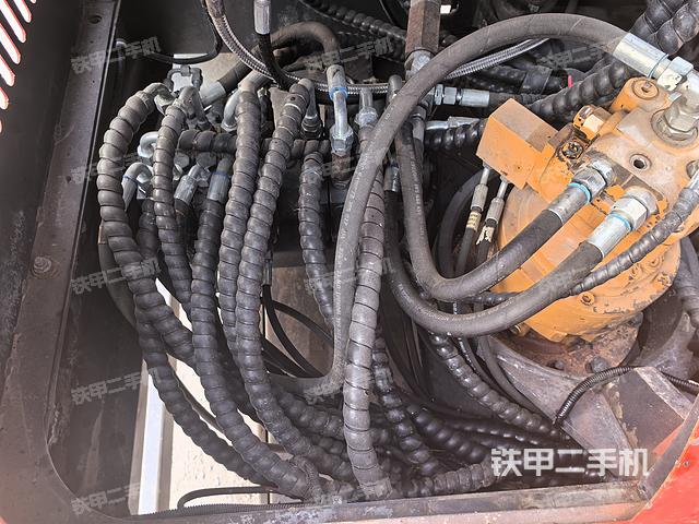 回轉(zhuǎn)馬達(dá)和主控閥（整機(jī)外觀）