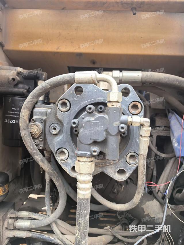 液压泵舱室正面整体（整机外观）