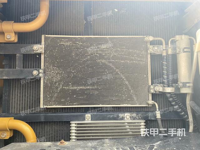 散熱器正面(大件艙室) 散熱器正面(大件艙室)