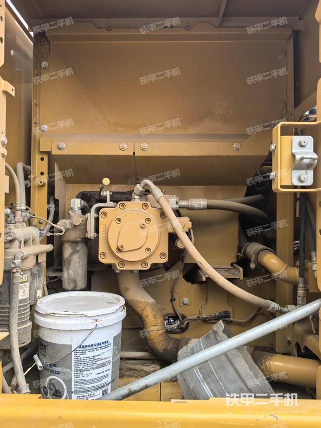 液压泵舱室正面整体（整机外观）