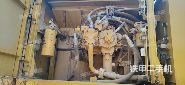 液壓泵艙室正面整體（整機外觀）