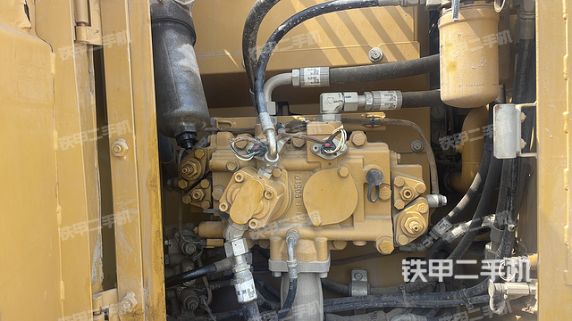 液压泵舱室正面整体（整机外观）