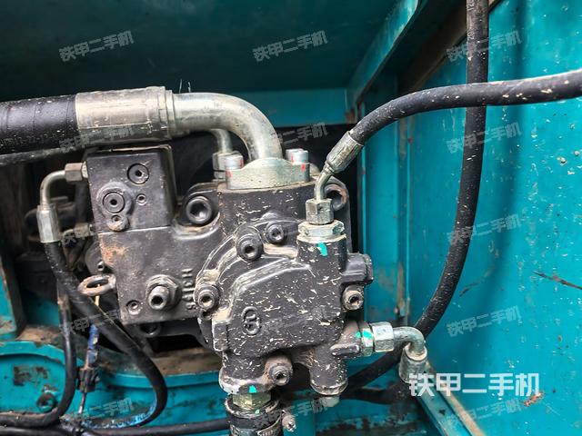 液壓泵艙室正面整體（整機外觀）