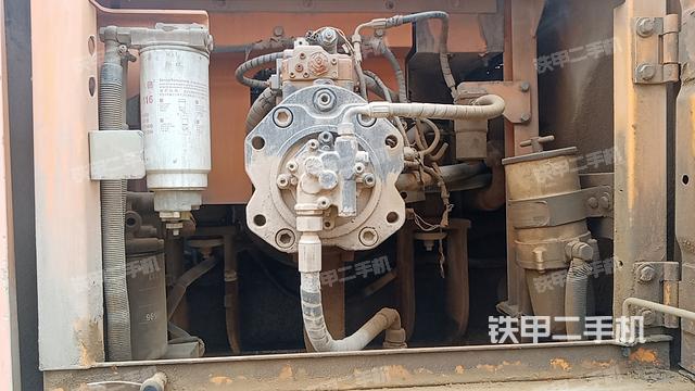 液壓泵艙室正面整體（整機外觀）