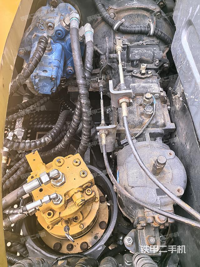 液壓泵艙室正面整體(整機(jī)外觀) 液壓泵艙室正面整體(整機(jī)外觀)