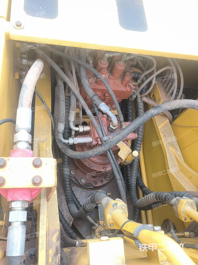 回轉(zhuǎn)馬達(dá)和主控閥（整機(jī)外觀）