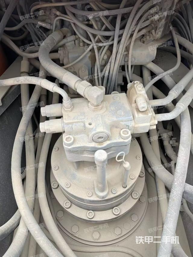 回轉(zhuǎn)馬達(dá)和主控閥（整機(jī)外觀）