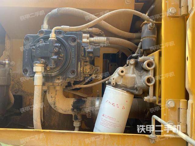 液壓泵艙室正面整體(整機外觀) 液壓泵艙室正面整體(整機外觀)