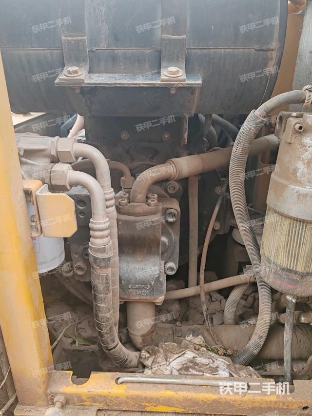 液壓泵艙室正面整體（整機外觀）