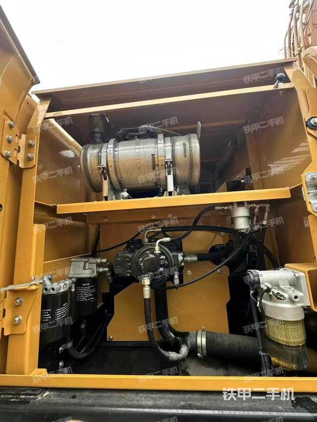 液壓泵艙室正面整體(整機外觀) 液壓泵艙室正面整體(整機外觀)