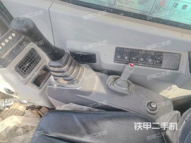座椅右側(cè)控制臺/鑰匙門/油門/含右手柄(駕駛室部分) 座椅右側(cè)控制臺/鑰匙門/油門/含右手柄(駕駛室部分)
