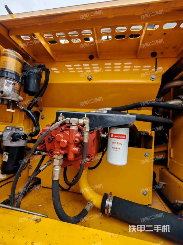 回轉(zhuǎn)馬達(dá)和主控閥（整機(jī)外觀）