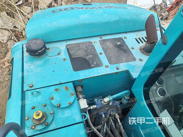 駕駛室頂部(整機外觀) 駕駛室頂部(整機外觀)