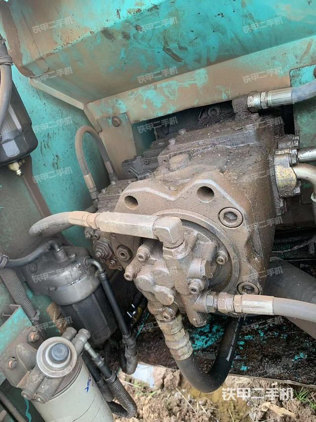 液壓泵艙室正面整體(整機外觀) 液壓泵艙室正面整體(整機外觀)