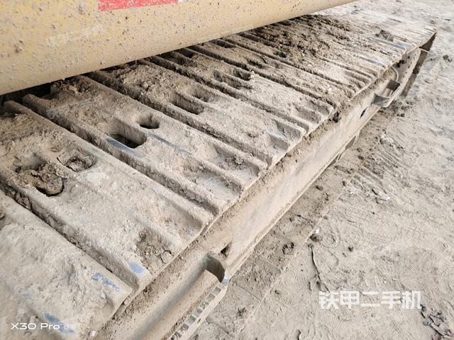 單側(cè)履帶整體(整機(jī)外觀) 單側(cè)履帶整體(整機(jī)外觀)