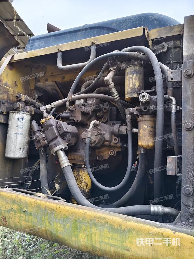 液压泵舱室正面整体（整机外观）