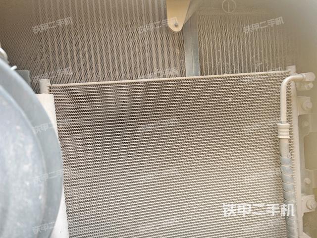 散熱器正面(大件艙室) 散熱器正面(大件艙室)