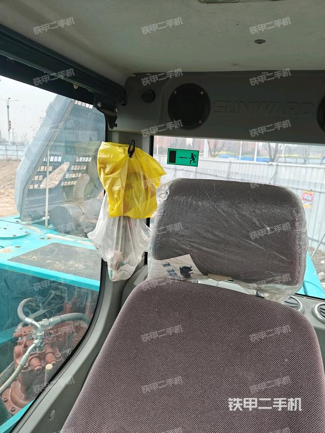 行走控制手柄和踏板?俯拍（駕駛室部分）