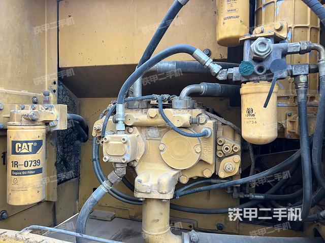 液壓泵艙室正面整體（整機外觀）