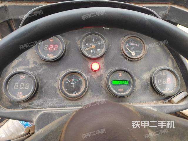 駕駛室操作臺(tái)(設(shè)備外觀及核心部件) 駕駛室操作臺(tái)(設(shè)備外觀及核心部件)