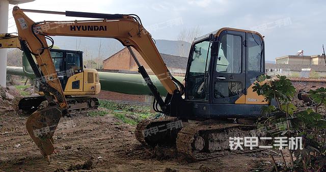 現(xiàn)代R 60VS挖掘機(jī)