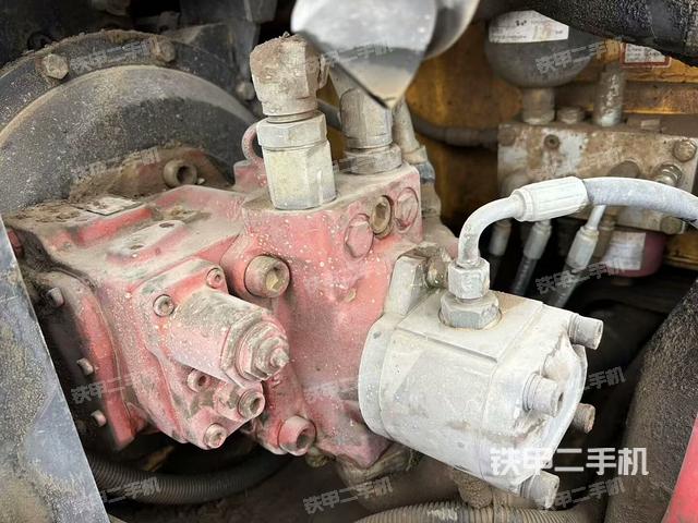液壓泵艙室正面整體(整機外觀) 液壓泵艙室正面整體(整機外觀)