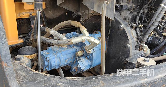 液壓泵艙室正面整體(整機(jī)外觀) 液壓泵艙室正面整體(整機(jī)外觀)