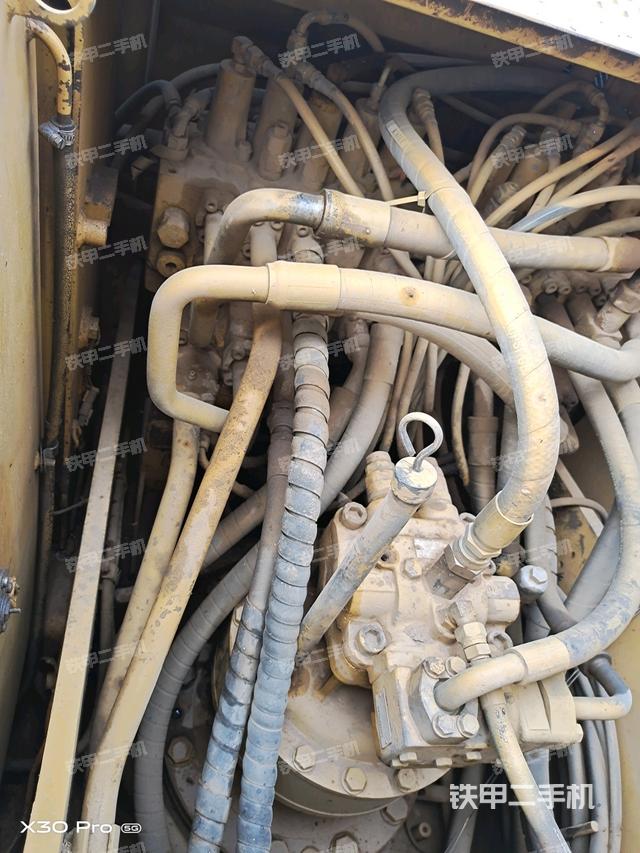 回轉(zhuǎn)馬達(dá)和主控閥(整機(jī)外觀) 回轉(zhuǎn)馬達(dá)和主控閥(整機(jī)外觀)