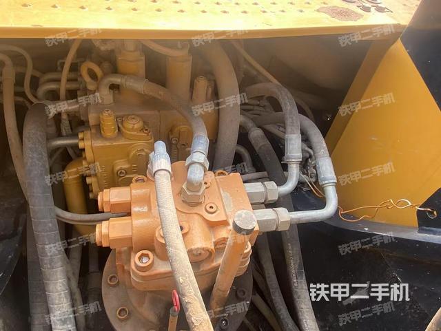 回轉(zhuǎn)馬達(dá)和主控閥(整機外觀) 回轉(zhuǎn)馬達(dá)和主控閥(整機外觀)