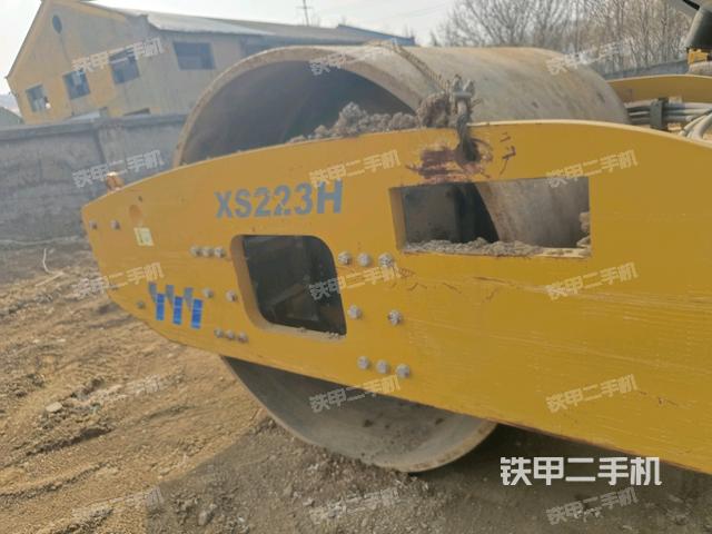 前車(chē)架正右側(cè)（壓路機(jī)前后車(chē)架）