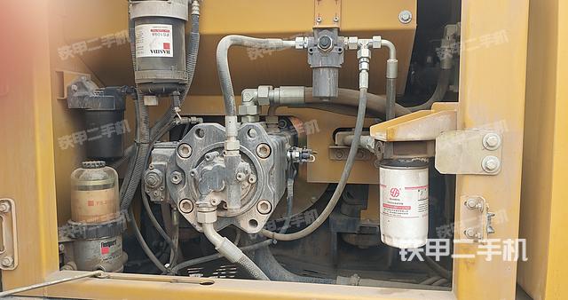 液壓泵艙室正面整體（整機(jī)外觀）