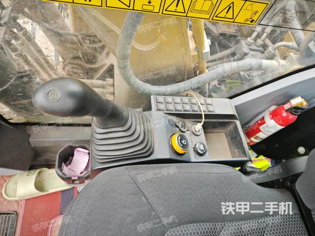 座椅右側(cè)控制臺(tái)/鑰匙門/油門/含右手柄(駕駛室部分) 座椅右側(cè)控制臺(tái)/鑰匙門/油門/含右手柄(駕駛室部分)