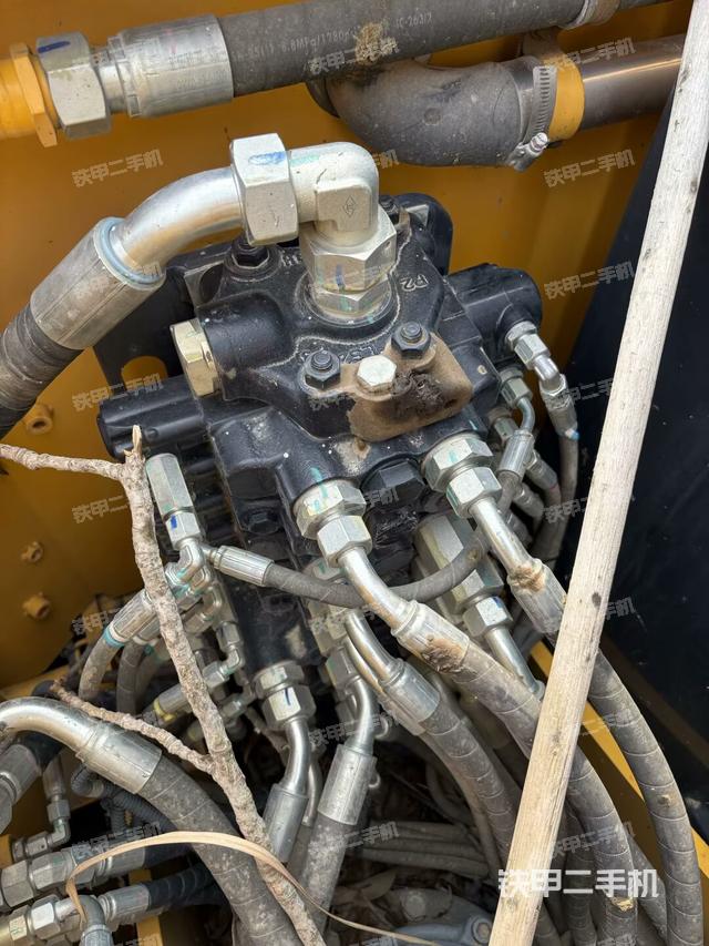 回转马达和主控阀（整机外观）