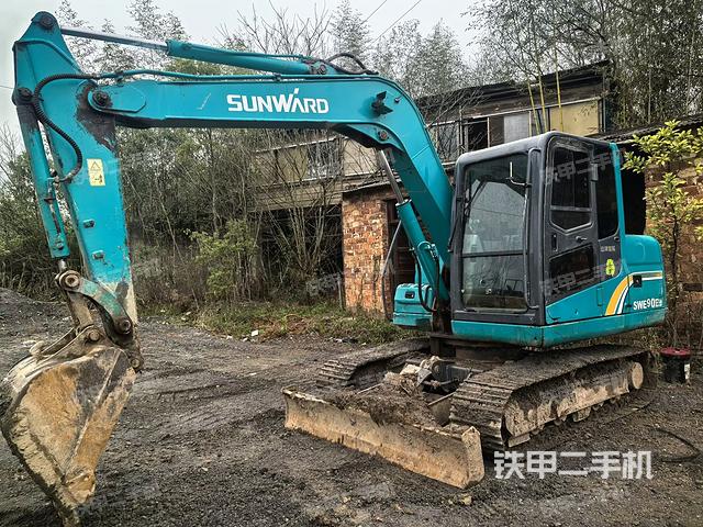 駕駛室頂部（整機外觀）