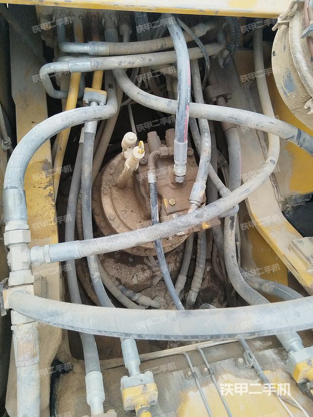 回转马达和主控阀（整机外观）