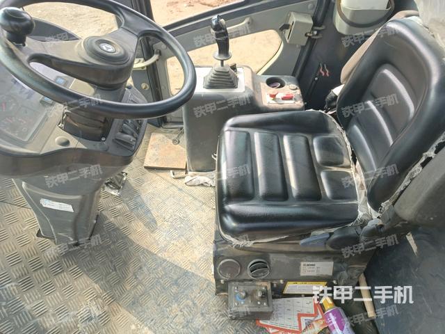 駕駛室內(nèi)座椅、儀表操作手柄全景（壓路機(jī)駕駛室）